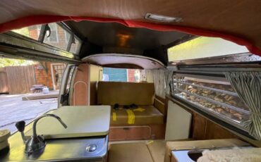 Volkswagen-adventurewagon-1971-white-9