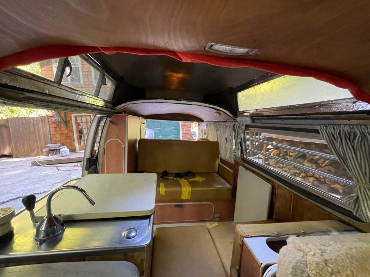 Volkswagen-adventurewagon-1971-white-9