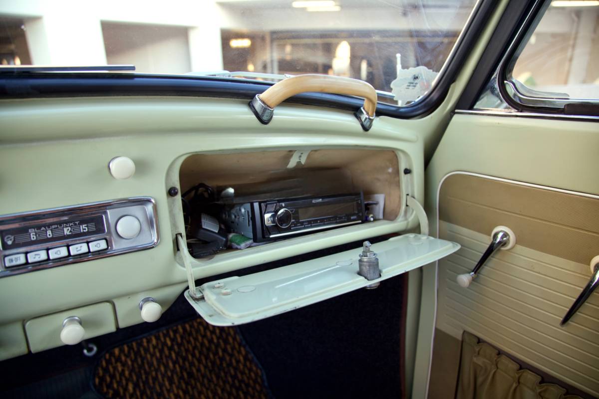 Volkswagen-beetle-1960-green-14