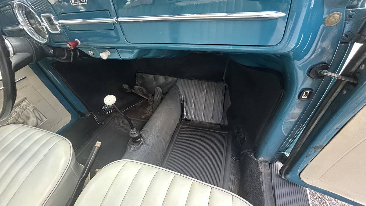 Volkswagen-beetle-1966-blue-23