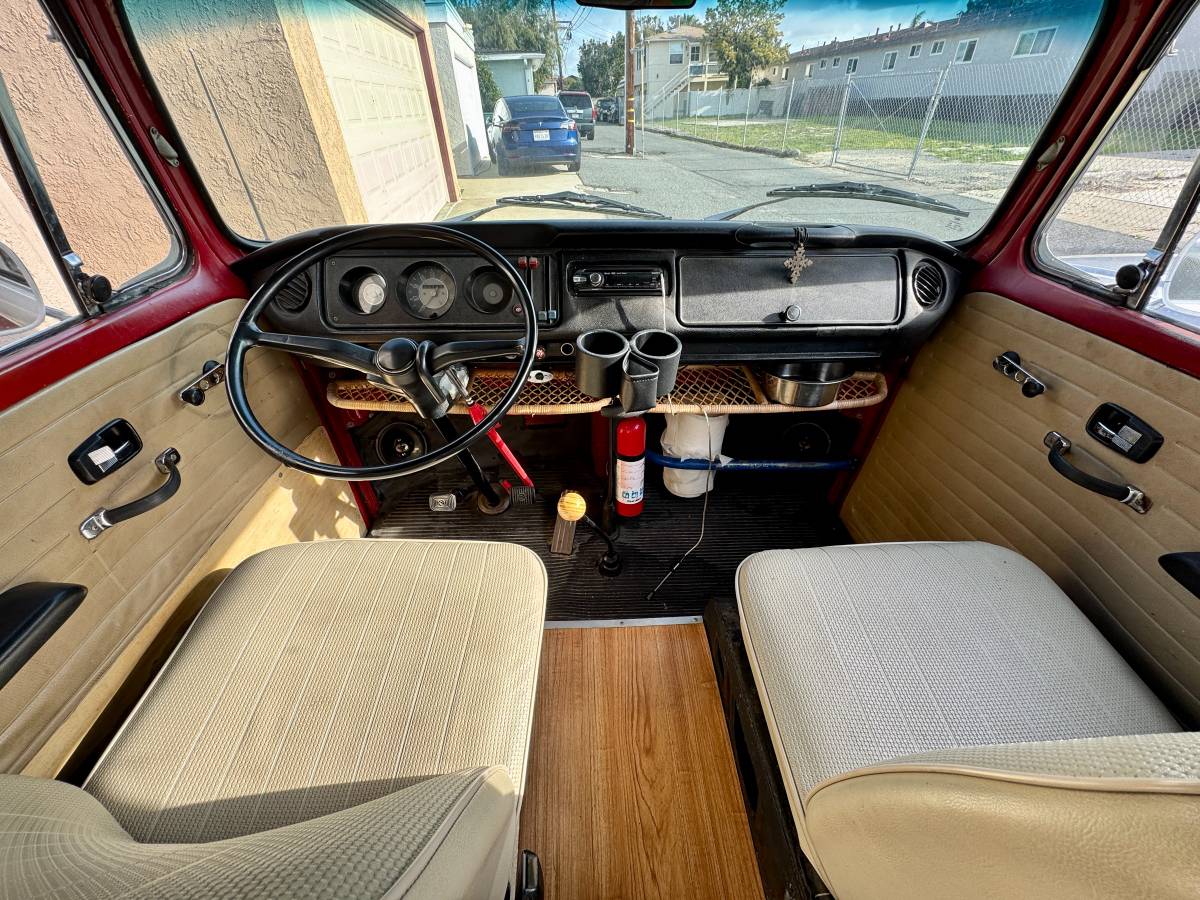 Volkswagen-bus-1971-red-19
