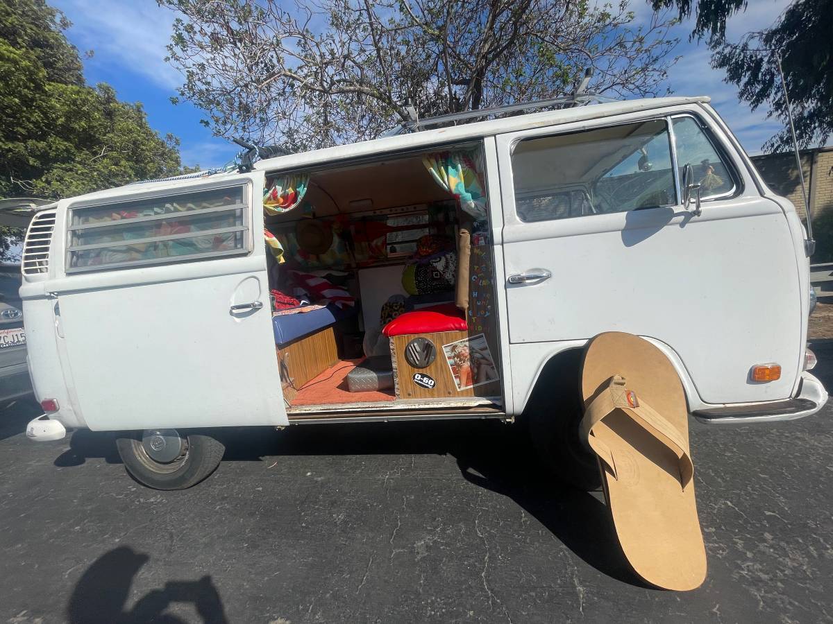 Volkswagen-bus-1972-white-1