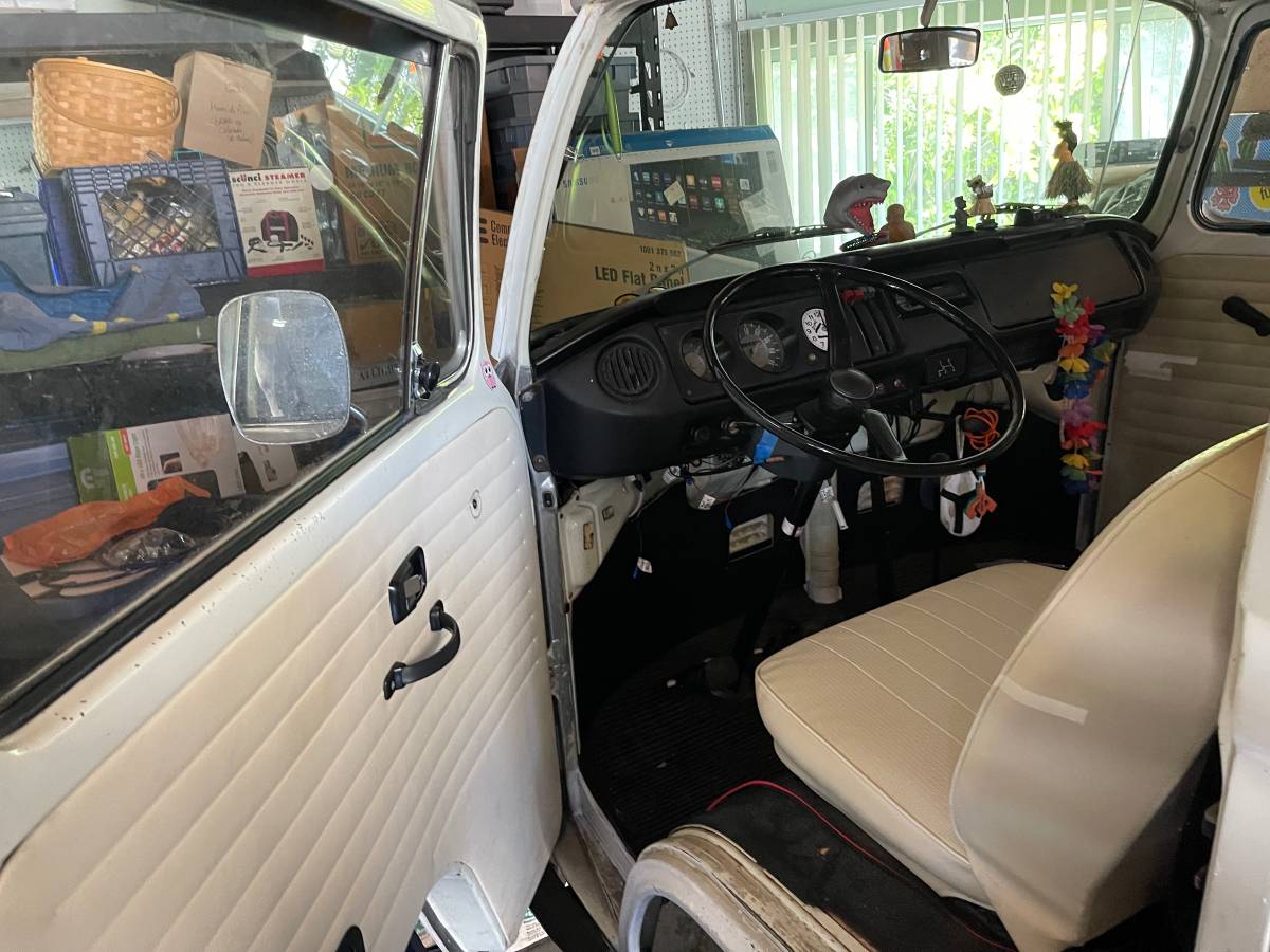 Volkswagen-bus-1972-white-2