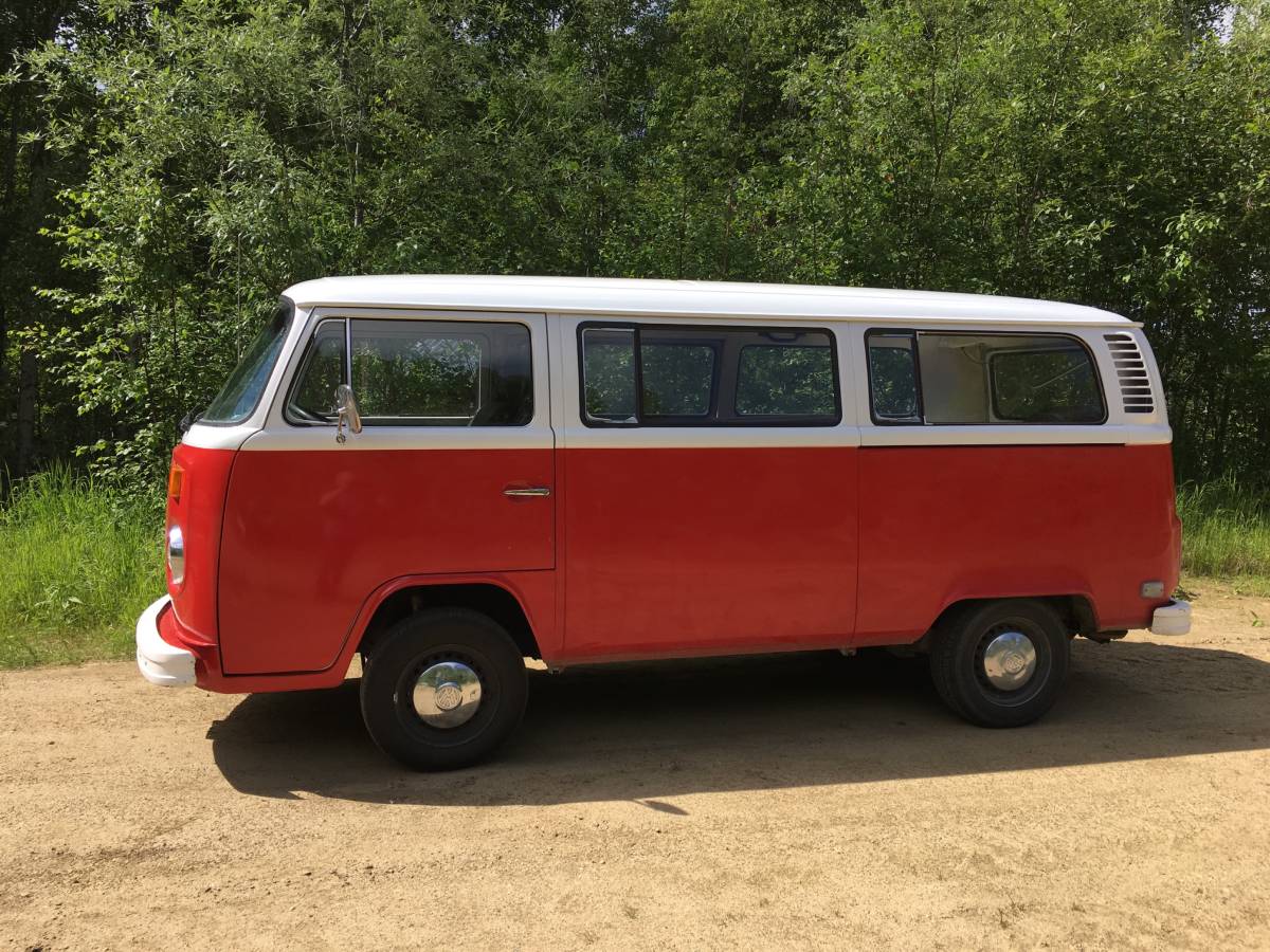 Volkswagen-bus-1977-red