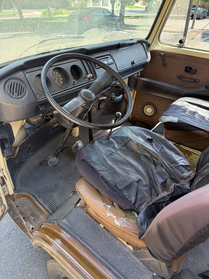 Volkswagen-bus-1978-brown-1