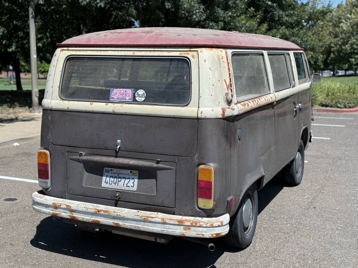 Volkswagen-bus-1978-brown-10