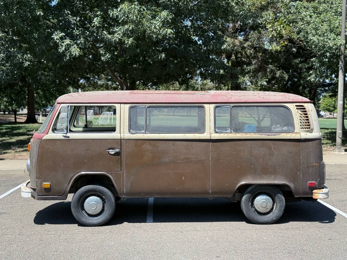 Volkswagen-bus-1978-brown-3
