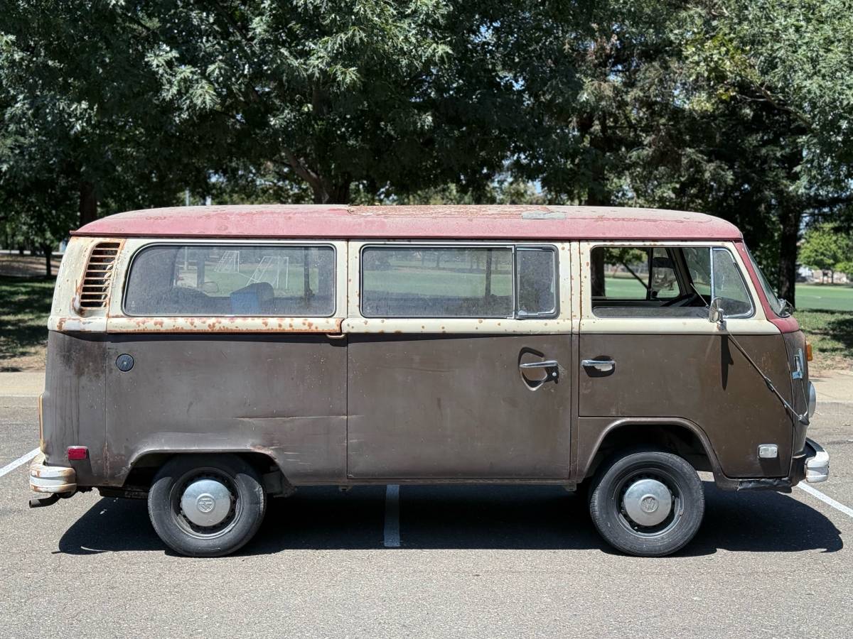 Volkswagen-bus-1978-brown-4