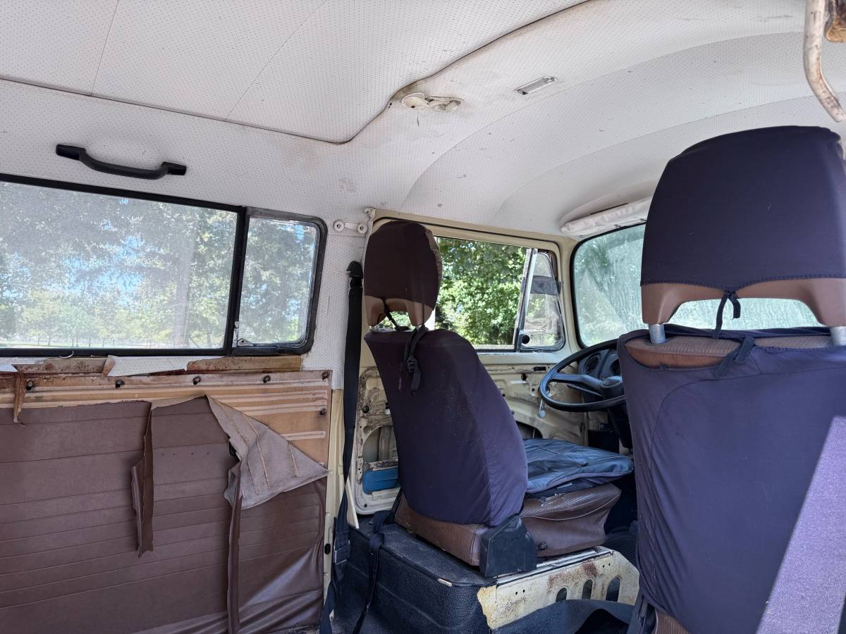 Volkswagen-bus-1978-brown-8