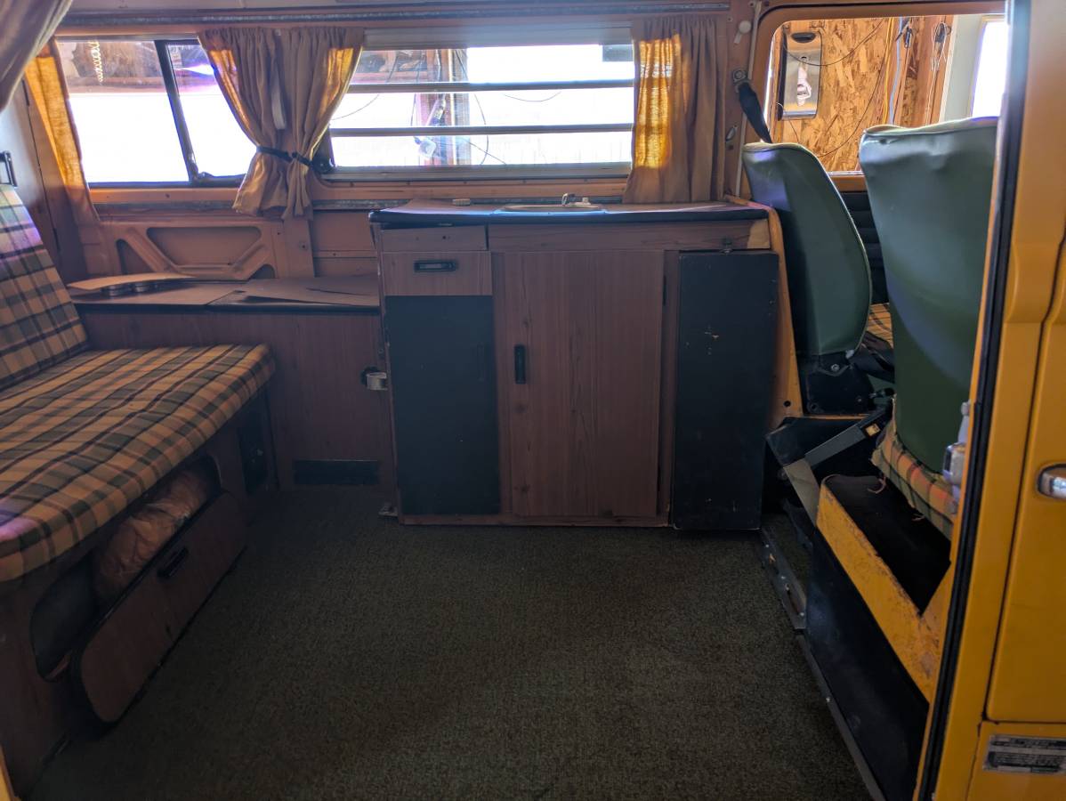 Volkswagen-camper-bus-1976-6