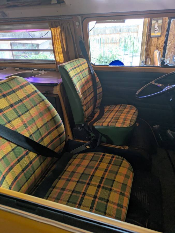 Volkswagen-camper-bus-1976-7