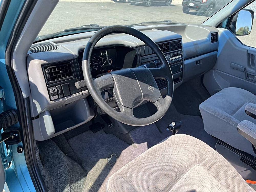 Volkswagen-eurovan-1993-custom-16