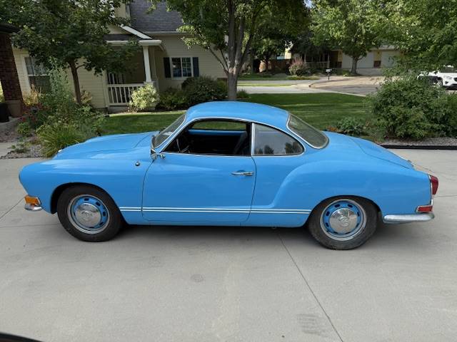Volkswagen-karmann-ghia-1970-blue