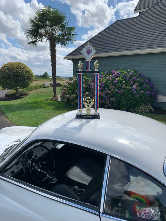 Volkswagen-karmann-ghia-1971-white-4