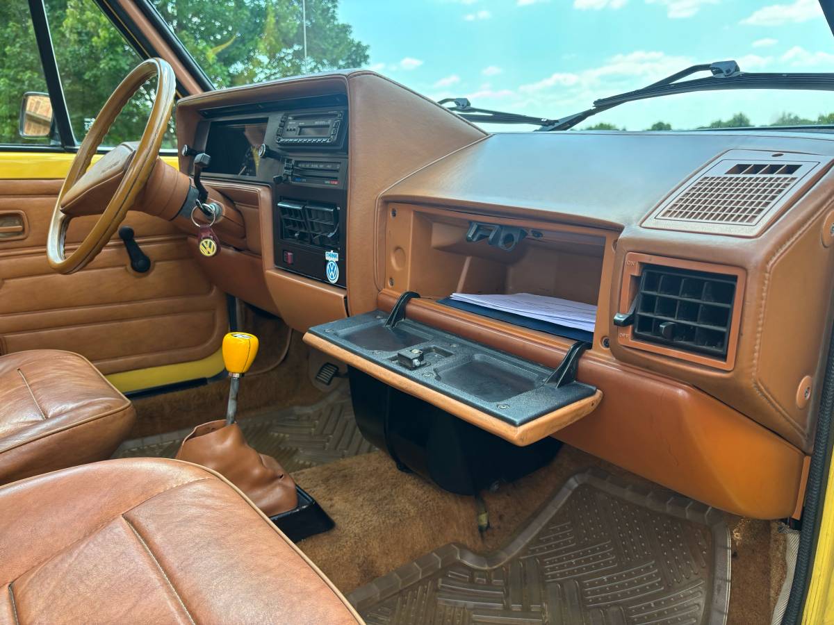 Volkswagen-rabbit-pickup-diesel-1981-yellow-12