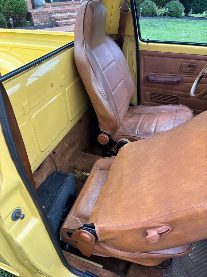 Volkswagen-rabbit-pickup-diesel-1981-yellow-13