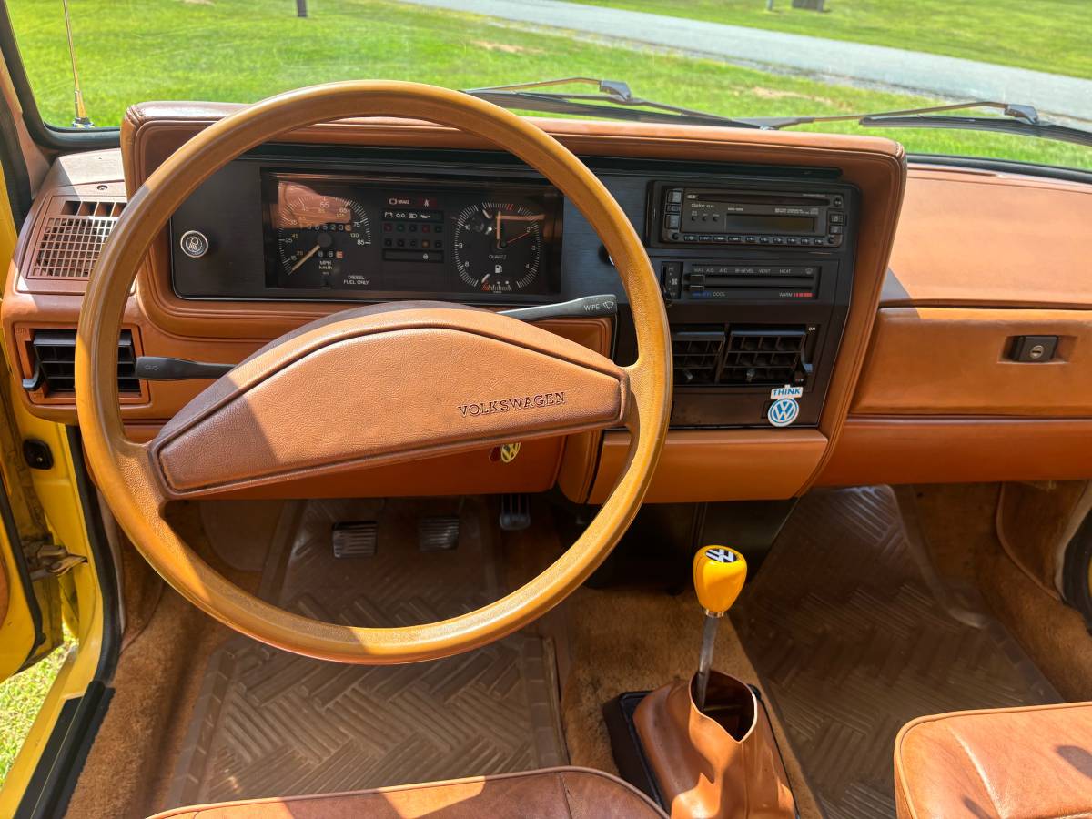Volkswagen-rabbit-pickup-diesel-1981-yellow-17