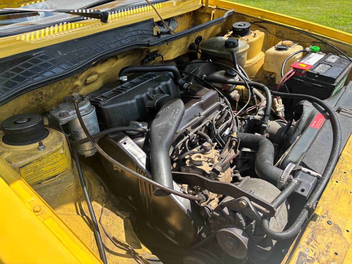 Volkswagen-rabbit-pickup-diesel-1981-yellow-21
