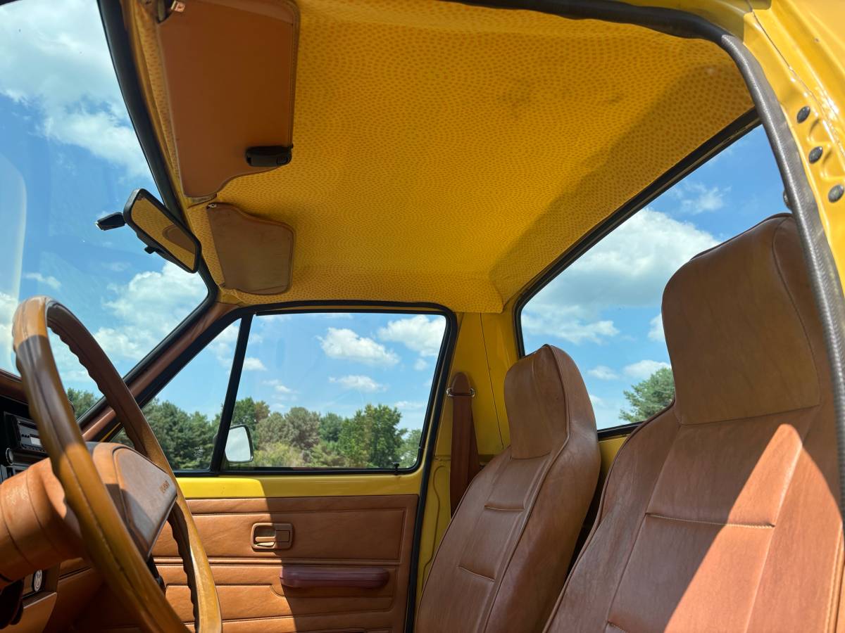 Volkswagen-rabbit-pickup-diesel-1981-yellow-22