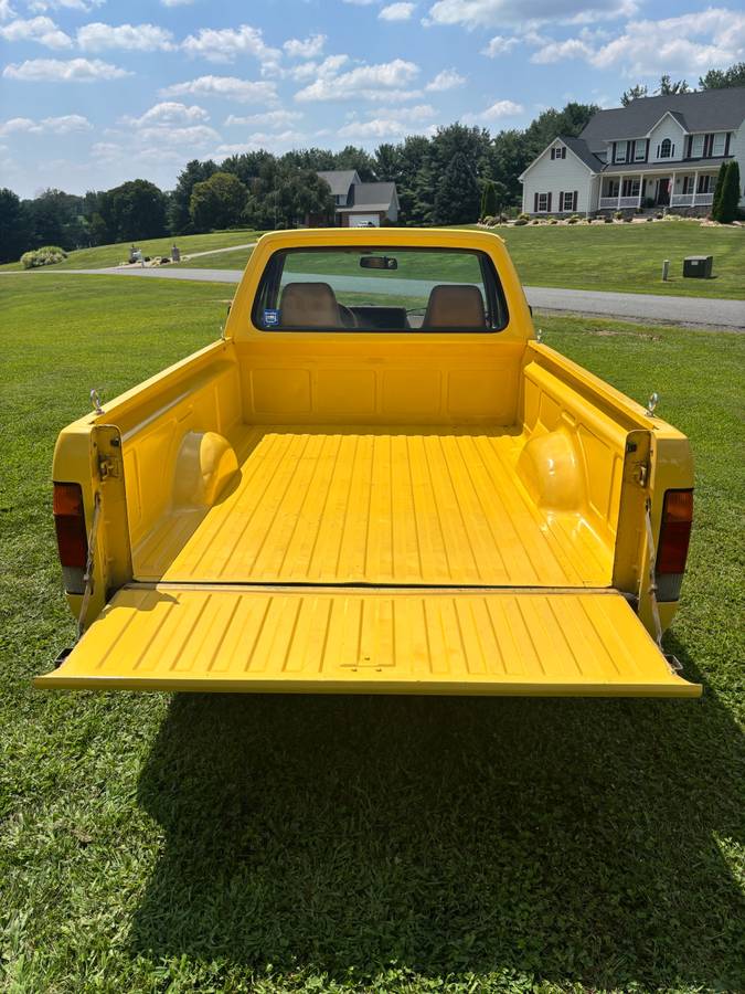 Volkswagen-rabbit-pickup-diesel-1981-yellow-3