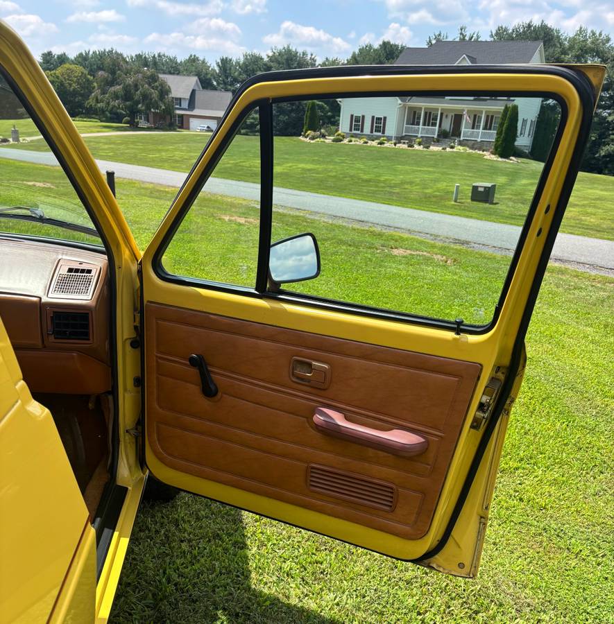 Volkswagen-rabbit-pickup-diesel-1981-yellow-9
