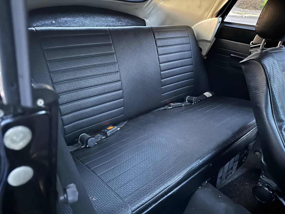 Volkswagen-super-beetle-convertible-1979-black-14
