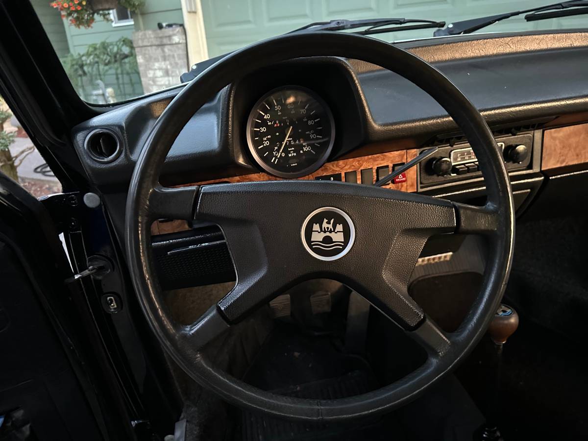 Volkswagen-super-beetle-convertible-1979-black-15
