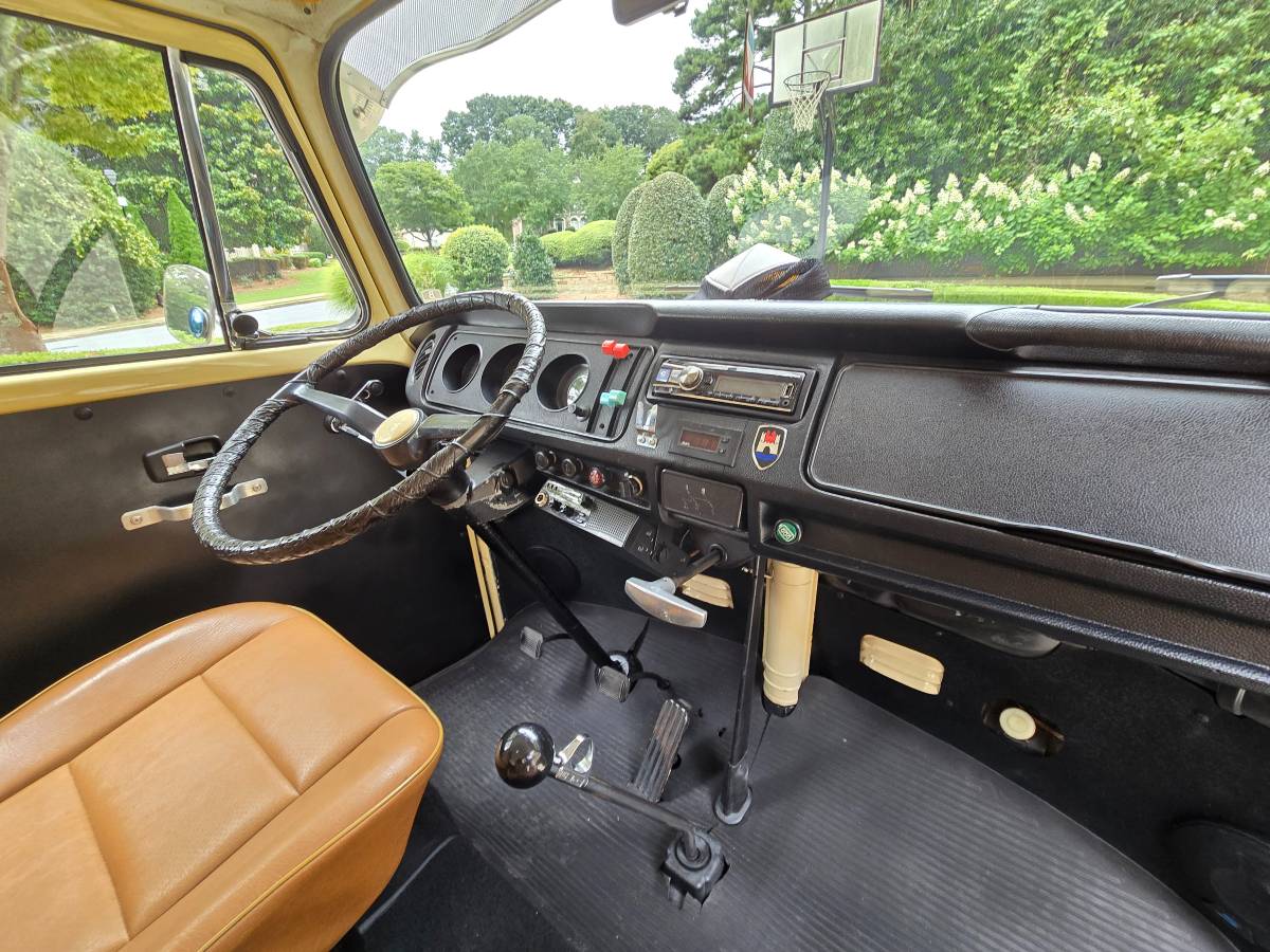 Volkswagen-t2-bus-1971-blue-10