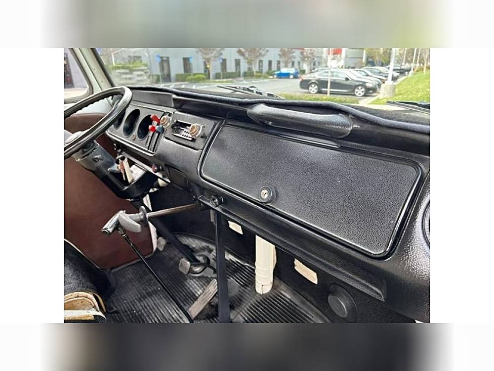 Volkswagen-transporter-1977-red-19