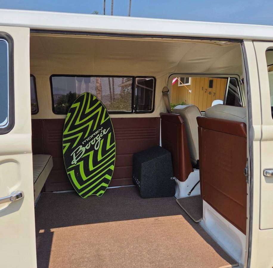 Volkswagen-transporter-t2-bay-window-1973-custom-10