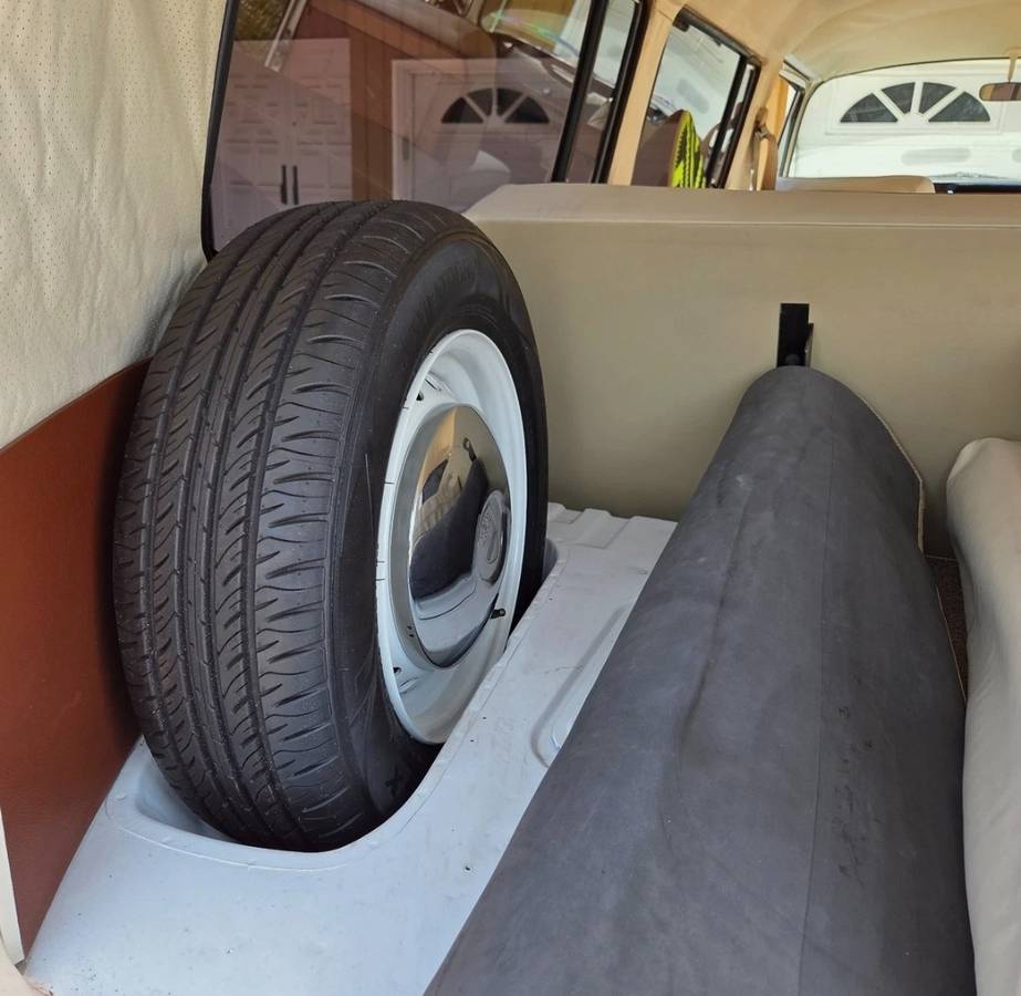 Volkswagen-transporter-t2-bay-window-1973-custom-11