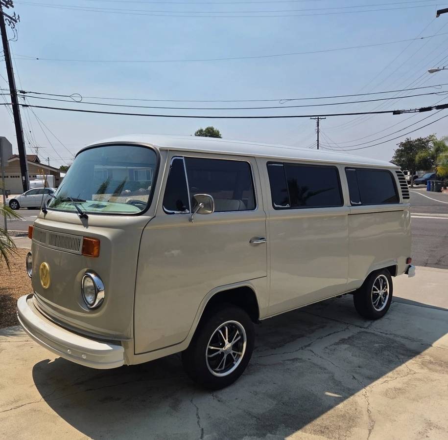 Volkswagen-transporter-t2-bay-window-1973-custom-17