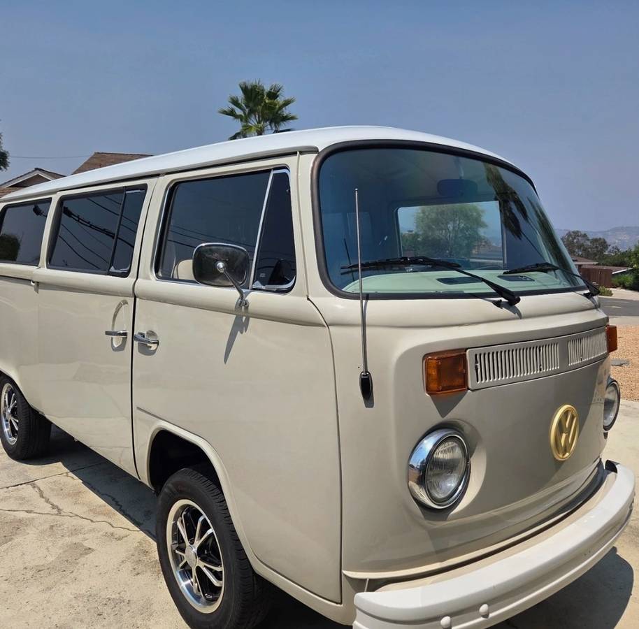 Volkswagen-transporter-t2-bay-window-1973-custom-19