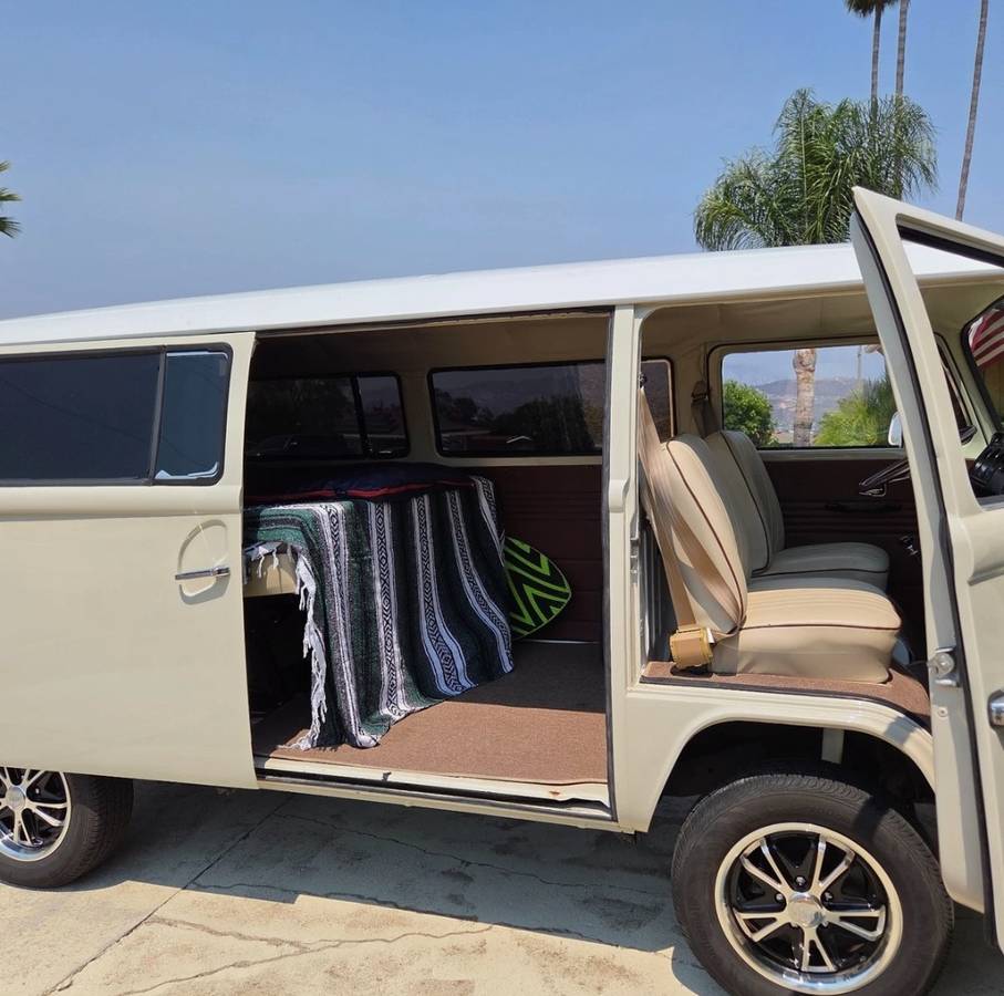 Volkswagen-transporter-t2-bay-window-1973-custom-21