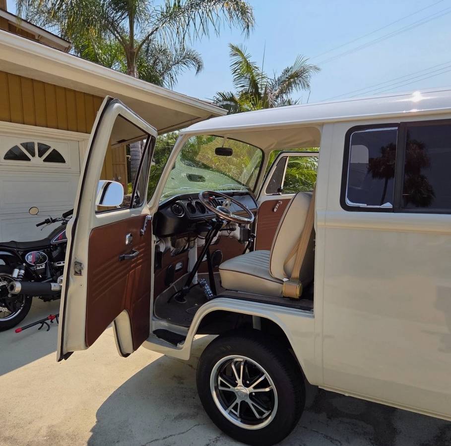 Volkswagen-transporter-t2-bay-window-1973-custom-3
