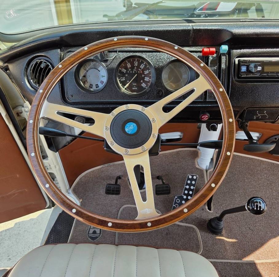 Volkswagen-transporter-t2-bay-window-1973-custom-4