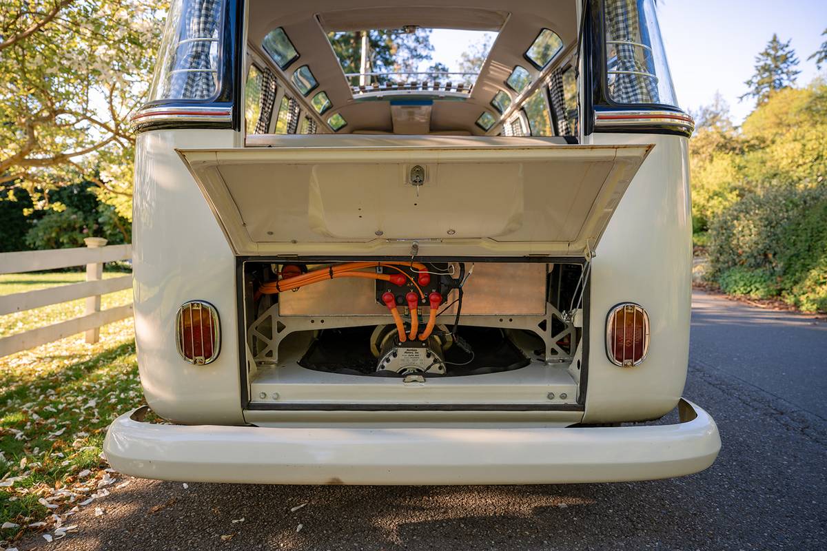 Volkswagen-type-2-brazilian-bus-electric-1973-white-3