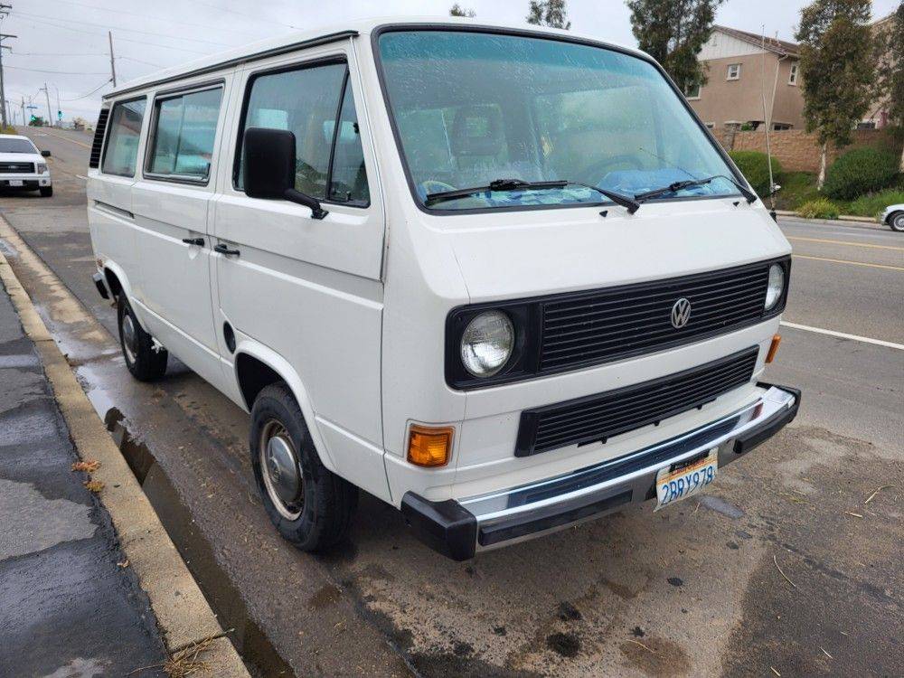 Volkswagen-vanagon-bus-1985-white