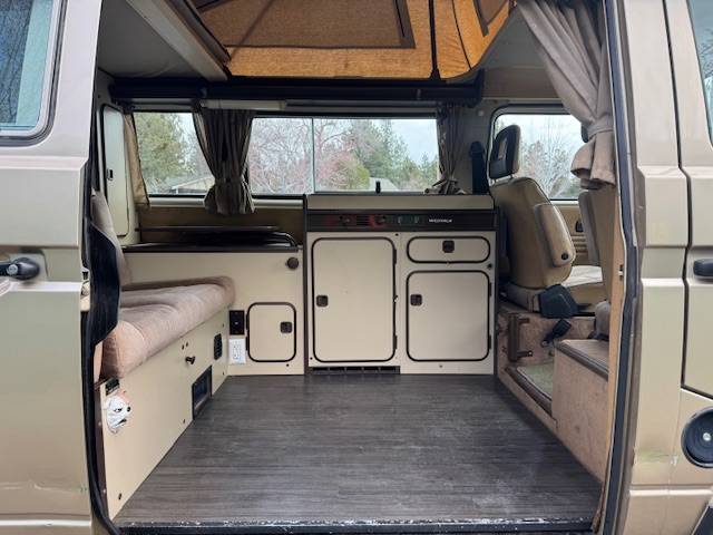 Volkswagen-vanagon-camper-1986-custom-15