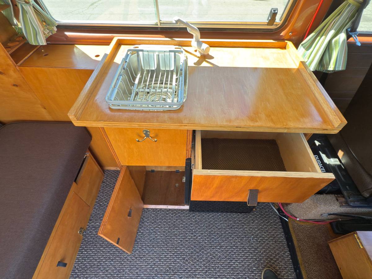 Volkswagen-vanagon-rivier-camper-1980-orange-18
