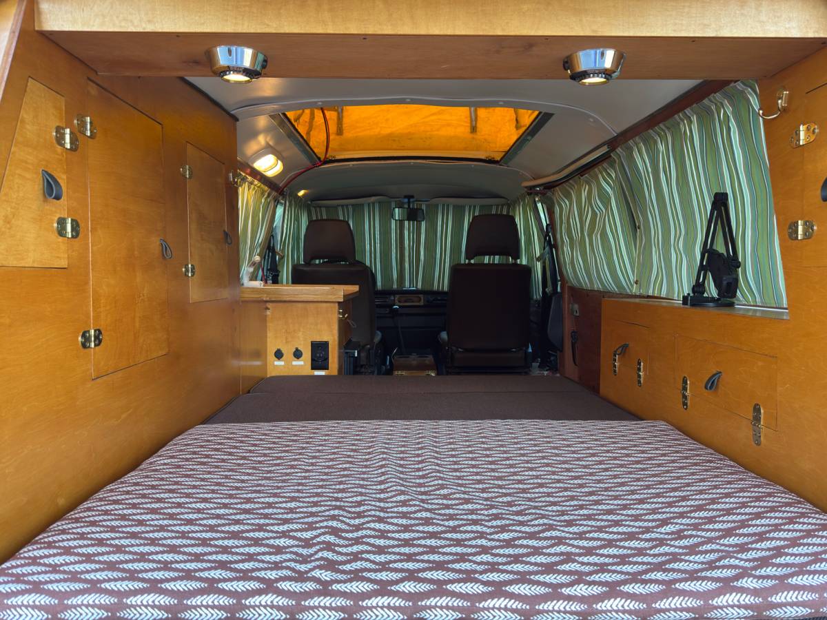 Volkswagen-vanagon-riviera-camper-1980-orange-10
