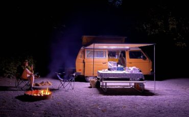 Volkswagen-vanagon-riviera-camper-1980-orange-19
