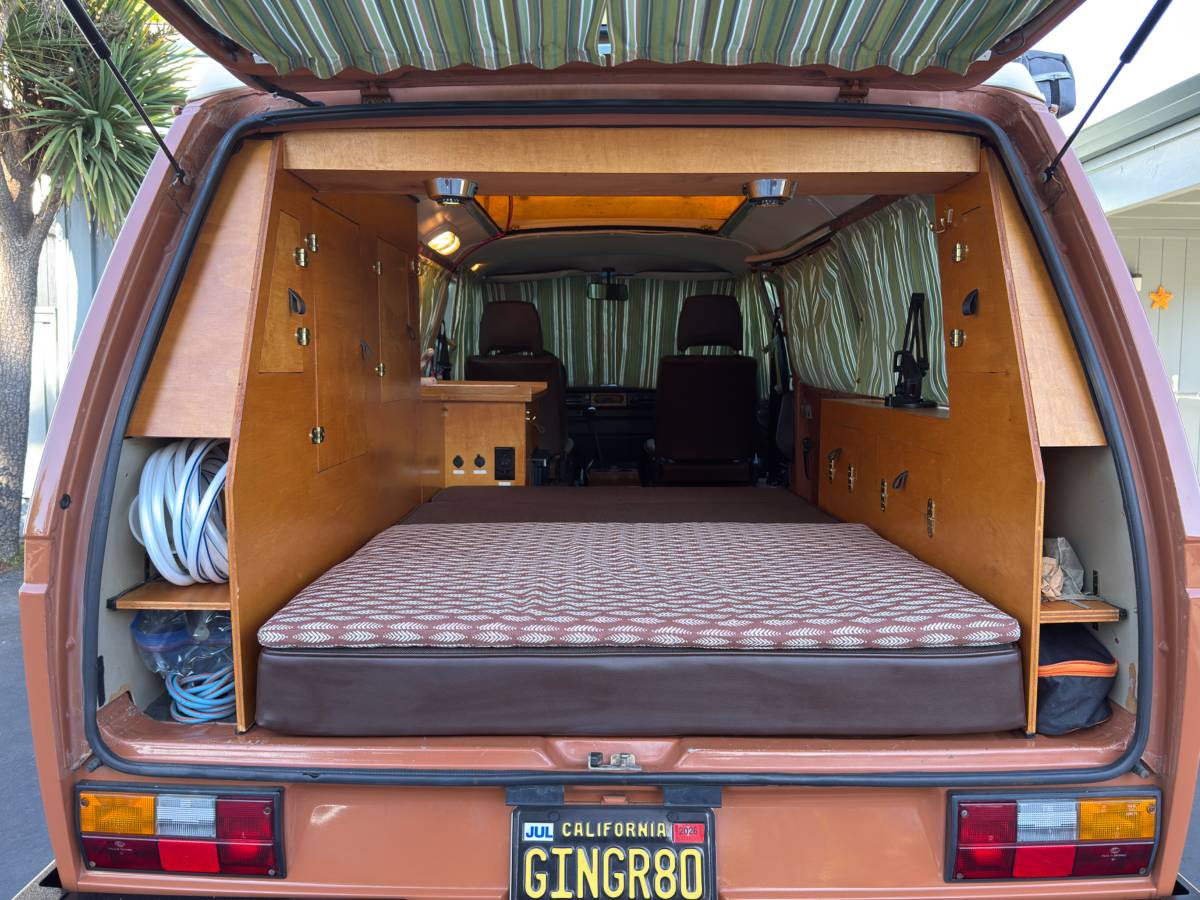 Volkswagen-vanagon-riviera-camper-1980-orange-9