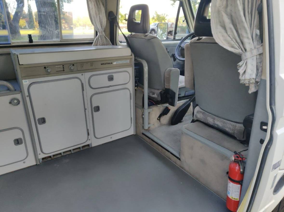 Volkswagen-vanagon-westfalia-1988-white-6