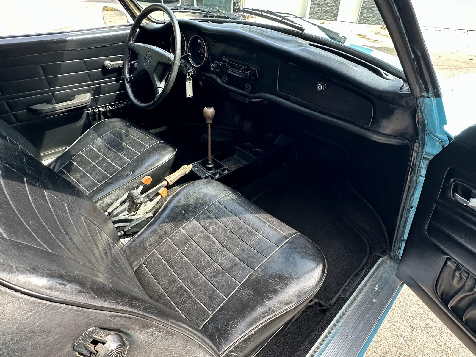 Volkswaggen-Karmann-Ghia-1973-38