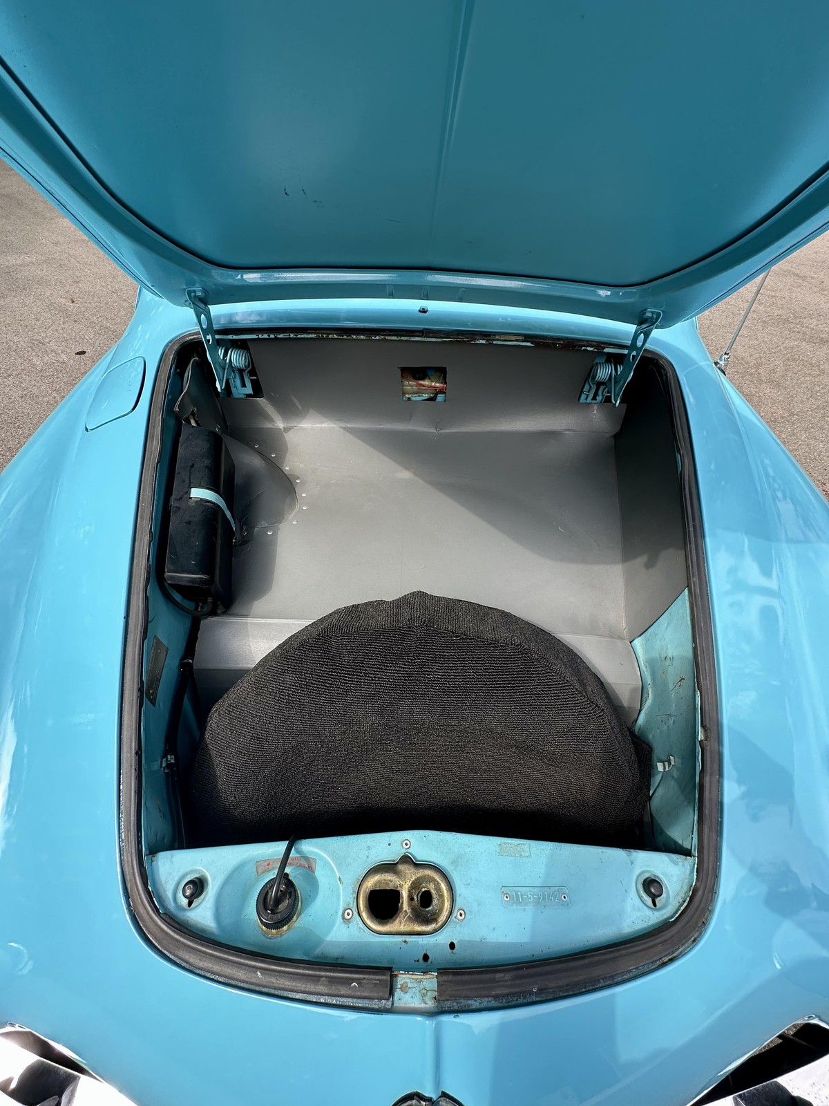 Volkswaggen-Karmann-Ghia-1973-4