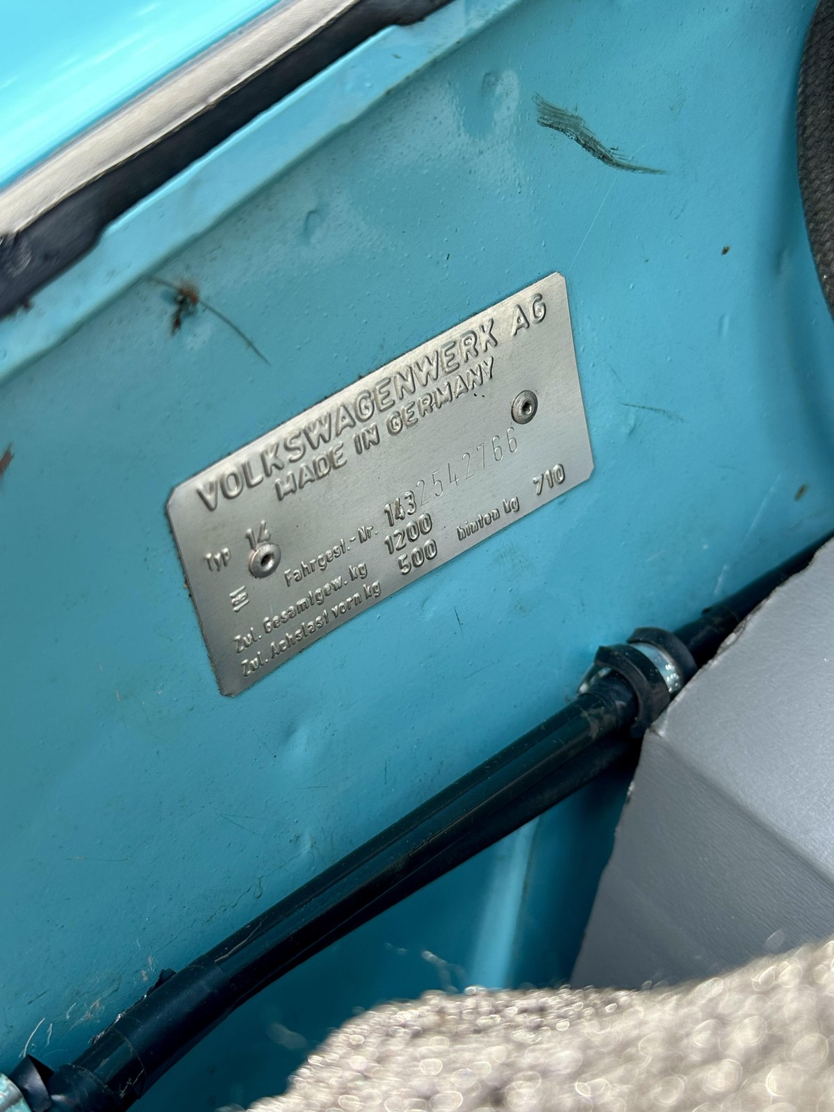 Volkswaggen-Karmann-Ghia-1973-5