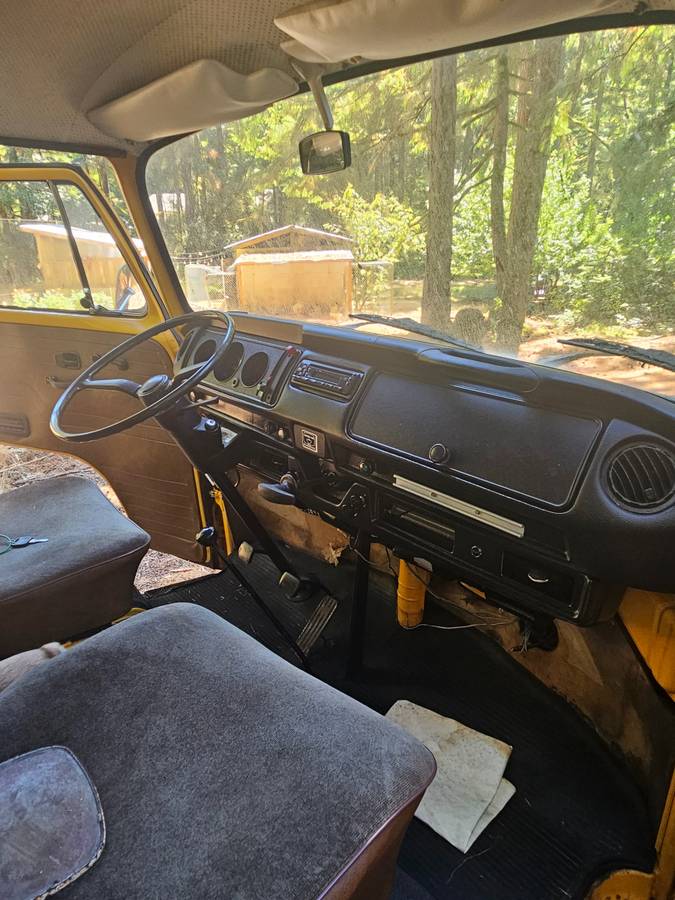 Volkswagon-type-2-kombi-van-1977-yellow-2