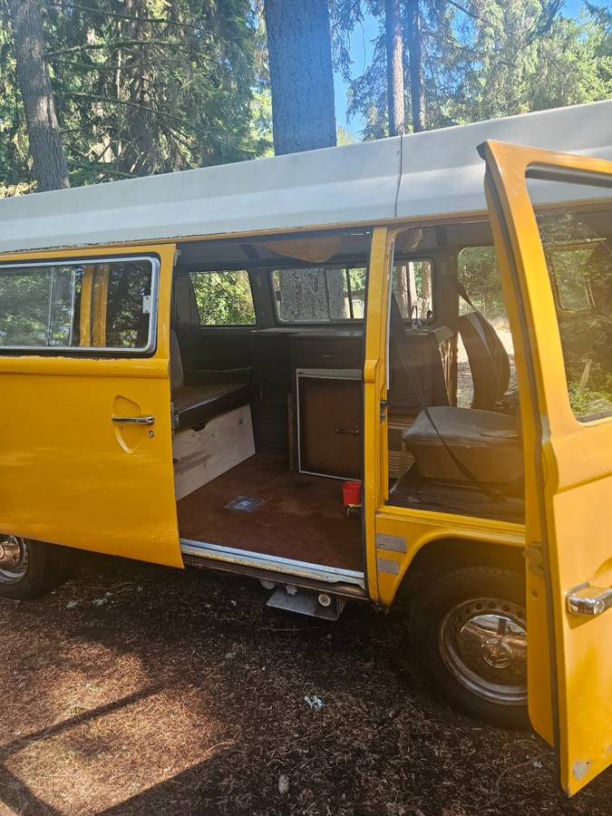Volkswagon-type-2-kombi-van-1977-yellow-4