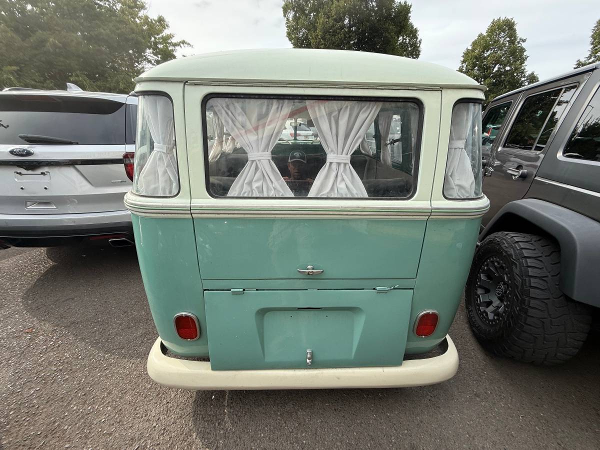 Volkwagen-bus-type-2-1970-green-12